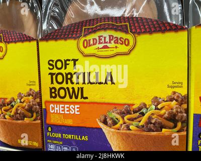 Grovetown, GA USA - 12 15 21: Prodotti messicani su scaffale Old El Paso formaggio taco ciotola Foto Stock