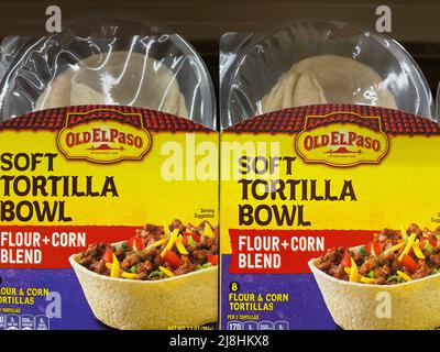 Grovetown, GA USA - 12 15 21: Prodotti messicani su scaffale Old El Paso Corn Blend Foto Stock