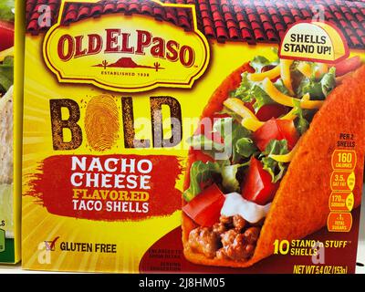 Grovetown, GA USA - 12 15 21: Prodotti messicani su uno scaffale del negozio Old El Paso Bold Nacho Foto Stock