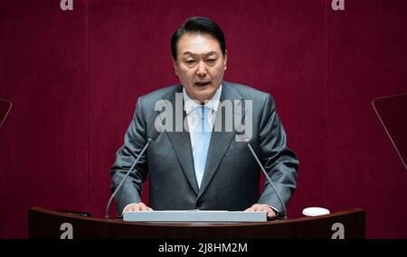 Seul, Corea del Sud. 16th maggio 2022. Il presidente sudcoreano Yoon Suk-yeol (bottom) ha tenuto il suo discorso durante una sessione plenaria presso l'Assemblea Nazionale di Seoul, Corea del Sud, il 16 maggio 2022, su un bilancio extra proposto dal governo di 59,4 trilioni vinti (46,3 miliardi di dollari) per aiutare i piccoli commercianti colpiti dalla pandemia del coronavirus. (Foto di: Lee Young-ho/Pool/Sipa USA) Credit: Sipa USA/Alamy Live News Foto Stock