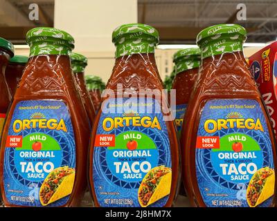 Grovetown, GA USA - 12 15 21: Prodotti messicani su scaffale Ortega taco Salsa Foto Stock