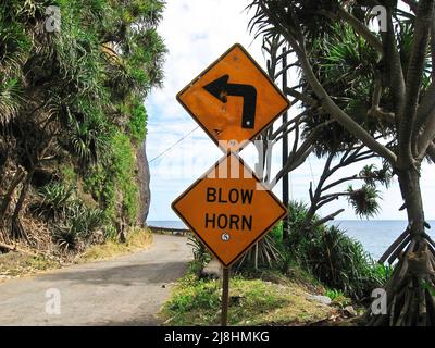 Segnale di avvertimento per soffiare Horn prima di Treacherous 90 gradi girare su Narrow Road con Cliff accanto Ocean Foto Stock