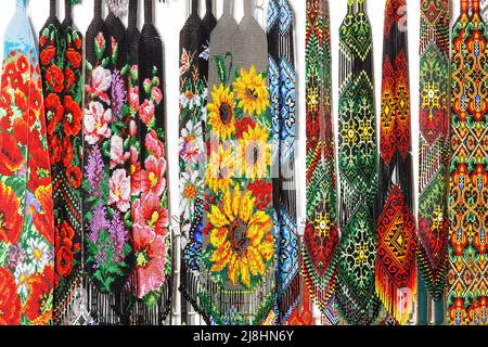 Belle collane fatte a mano fatte di perle di vari colori e ornamenti in stile tradizionale ucraino. Foto Stock