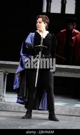 Elina Garanca (Romeo) in i CAPULETI e i MONTECCHI di Bellini alla Royal Opera, Covent Garden, Londra WC2 02/03/2009 Direttore: Mark Elder design, illuminazione originale & direzione: Pier Luigi Pizzi Foto Stock