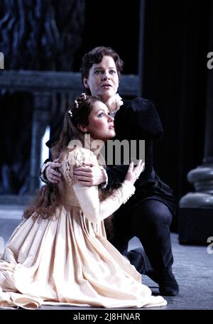 Anna Netrebko (Giulietta - fronte), Elina Garanca (Romeo) in i CAPULETI e i MONTECCHI di Bellini alla Royal Opera, Covent Garden, Londra WC2 02/03/2009 Direttore: Mark Elder design, illuminazione originale e direzione: Pier Luigi Pizzi Foto Stock