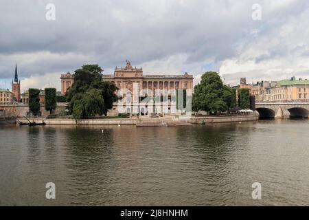 STOCCOLMA, SVEZIA - 25 GIUGNO 2016: Questa è la visione del Parlamento (Riksdag), che si trova sull'isola Helgeandsholmen nella p. Centrale Foto Stock