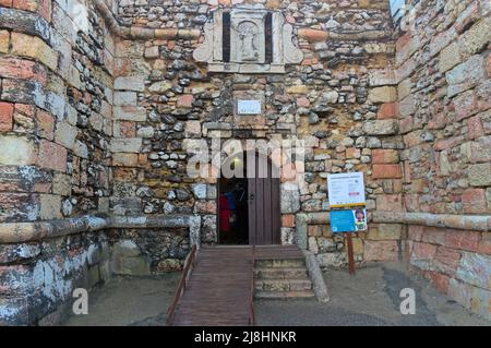 Forte di Sao Miguel Arcanjo facciata a Nazare. Famosa destinazione di viaggio per gli amanti del surf in tutto il mondo in Portogallo Foto Stock