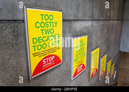 Londra UK, 16 maggio 2022. I manifesti di Stop Sizewell C sono posti all'ingresso della stazione della metropolitana di Westminster da parte di attivisti contrari ai piani di EDF per costruire due nuovi reattori nucleari a Sizewell, nella Suffolk orientale, che sostengono siano costosi e non verdi, in quanto il governo britannico è fissato a greenlight il nucleare sviluppo per cercare risorse energetiche alternative e ridurre la dipendenza dai combustibili fossili. Credit. amer Ghazzal/Alamy Live News Foto Stock