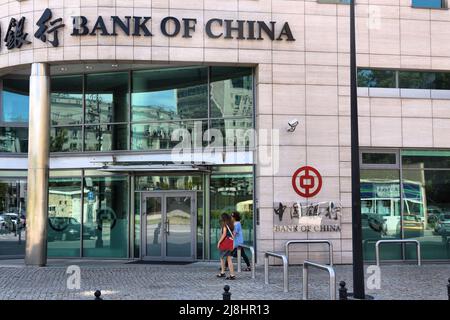 VARSAVIA, POLONIA - 19 GIUGNO 2016: La gente cammina dalla Banca della Cina a Varsavia, Polonia. Bank of China è il 4th più grande gruppo bancario del mondo. Foto Stock