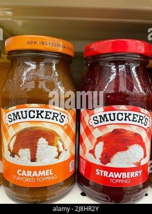 Grovetown, GA USA - 12 15 21: Guarnizioni di gelato su uno scaffale negozio di vendita al dettaglio Smuckers Topping Caramel Strawberry Foto Stock