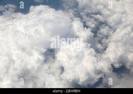 Vista aerea da un aereo sopra le nuvole bianche - le nuvole di cumulo. Foto Stock