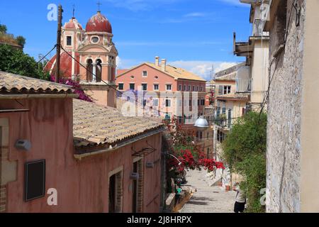 Città di Corfù (Kerkyra) - Sito Patrimonio Mondiale dell'UNESCO in Grecia. Strada pittoresca nel centro storico di Corfù. Foto Stock