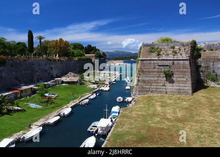 Marina sotto la fortezza di Corfù, Grecia. Isola di Corfù. Foto Stock
