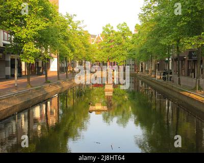 Le banche alberate e le case lungo il canale lungo Kerkgracht nella nuova città di Almere Haven, progettata per assomigliare alla scena stradale di Amsterdam. Foto Stock