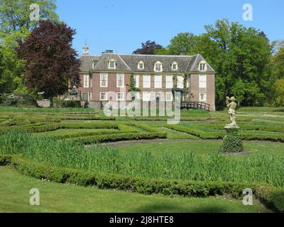 Vista del parterre sul retro della casa padronale della tenuta di campagna De Wiersse nella regione Achterhoek di Gelderland, Paesi Bassi. Foto Stock