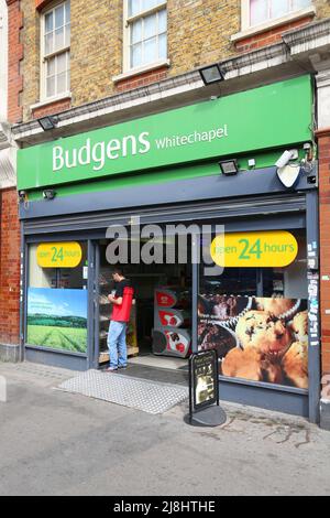 LONDRA, Regno Unito - 7 LUGLIO 2016: I clienti visitano il negozio di alimentari Budgens a Londra. Budgens fa parte del Gruppo Booker che appartiene a Tesco. Foto Stock