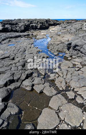 Piscine di marea su roccia lavica vulcanica articolata colonnare nel South Point Park, il punto più meridionale degli Stati Uniti sulla Big Island delle Hawaii in Foto Stock