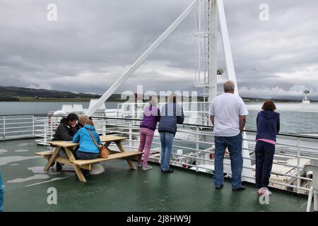 HELGELAND, NORVEGIA - 23 LUGLIO 2015: Le persone cavalcano la nave traghetto attraverso Tjottfjorden in Norvegia. Trasporti pubblici con traghetto più di 8 milioni di euro Foto Stock