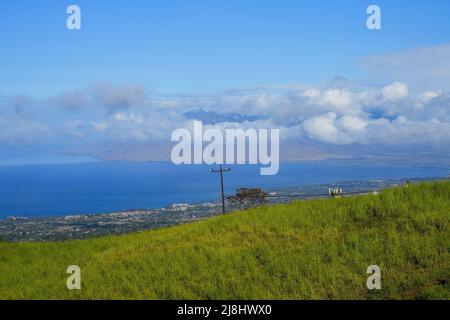 Vista sulla riserva della Foresta di Maui Ovest dall'autostrada Piilani sopra Wailea nel centro dell'isola di Maui, Hawaii Foto Stock