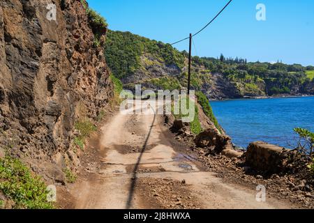 La fine della Hana Highway nel sud-est dell'isola di Maui, Hawaii - tortuosa strada costiera sterrata lungo l'Oceano Pacifico Foto Stock