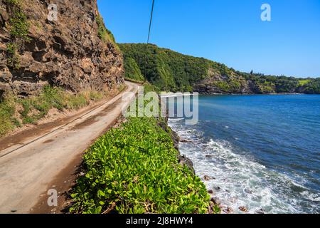 La fine della Hana Highway nel sud-est dell'isola di Maui, Hawaii - tortuosa strada costiera sterrata lungo l'Oceano Pacifico Foto Stock