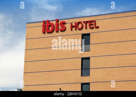 MALAGA, SPAGNA - 4 OTTOBRE 2014: Ibis Hotel a Malaga, Spagna. La catena di hotel ibis fa parte degli hotel Accor. Foto Stock