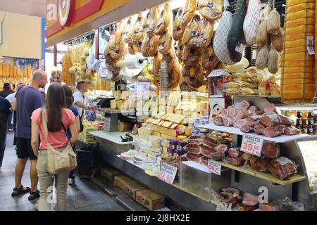 SAO PAULO, Brasile - 6 ottobre 2014: la gente visita Mercato Comunale in Sao Paulo. Il mercato è stato aperto nel 1933 e attualmente vende circa 350 tonnellate di f Foto Stock