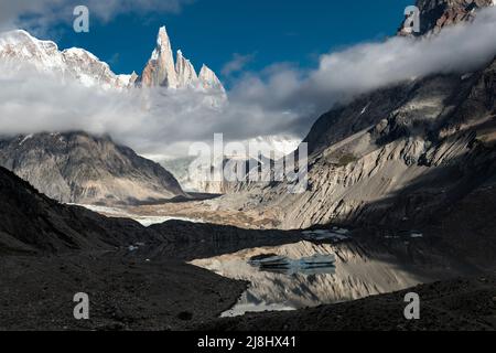 Laguna Torre riflette Cerro Torre in una bella mattinata Foto Stock