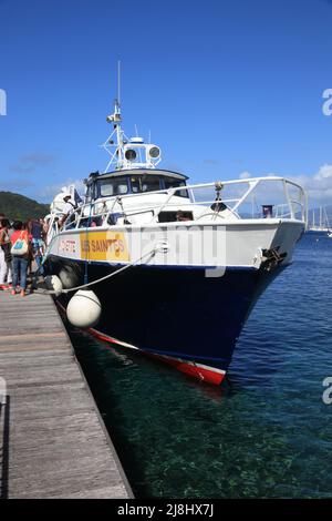 GUADALUPA, FRANCIA - 5 DICEMBRE 2019: I passeggeri arrivano su un traghetto a Les Saintes, Guadalupa, nell'arcipelago delle piccole Antille dei Caraibi. Foto Stock