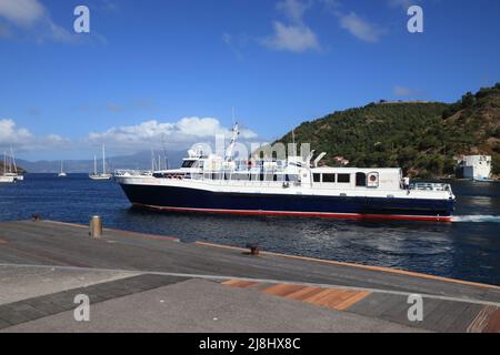 GUADALUPA, FRANCIA - 5 DICEMBRE 2019: I passeggeri partono su un traghetto a Les Saintes, Guadalupa, nell'arcipelago delle piccole Antille dei Caraibi. Foto Stock