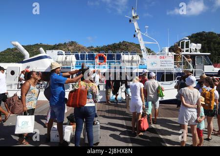 GUADALUPA, FRANCIA - 5 DICEMBRE 2019: Passeggeri a bordo del traghetto a Les Saintes, Guadalupa nell'arcipelago delle piccole Antille dei Caraibi. Foto Stock