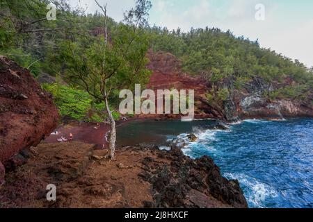 Scogliere sulla spiaggia di sabbia rossa di Kaihalulu sulla strada per Hana nella parte orientale dell'isola di Maui in Hawaii, Stati Uniti Foto Stock