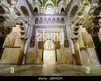 Il mihrab decorato a mosaico (centro) e gli archi interlacciati della maqsura (sinistra e destra) nell'estensione aggiunta da al-Hakam II dopo il 961 - Mezquita-Catedral (Grande Moschea di Cordoba) - Cordoba, Spagna Foto Stock