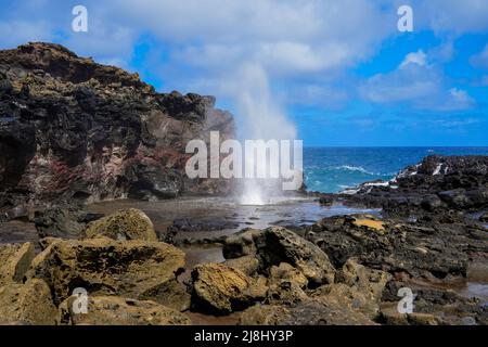 Geyser marino di Nakelele Blowhole su Maui occidentale nelle Isole Hawaiane, USA - Sput d'acqua su roccia vulcanica creato dalle onde del Pacifico Oce Foto Stock