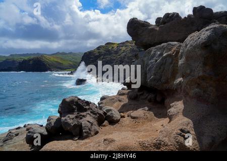 Geyser marino di Nakelele Blowhole su Maui occidentale nelle Isole Hawaiane, USA - Sput d'acqua su roccia vulcanica creato dalle onde del Pacifico Oce Foto Stock