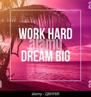 Lavoro duro sogno grande. Poster del preventivo motivazionale all'avvio. Segno di motivazione del successo. Foto Stock