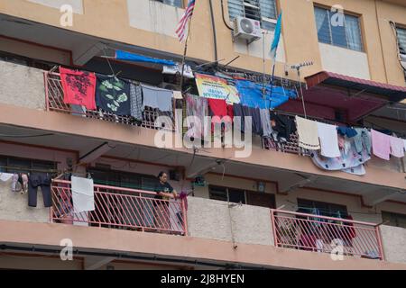 Vestiti che asciugano al sole in balconi di edifici comunali di appartamenti n George Town, Penang, Malesia, Asia Foto Stock