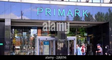 Manchester, Regno Unito, 16th maggio 2022. Passanti e acquirenti fuori dal negozio Primark nel centro di Manchester, Inghilterra, Regno Unito, Isole britanniche. Il proprietario di Primark, Associated British Foods (ABF), dice che aumenterà alcuni prezzi per l'autunno in vista dell'inflazione. I media riportano che George Weston, Chief Executive di ABF, ha detto sui costi: “Tutto sta per aumentare”. Primark e' ben conosciuto e popolare per lo shopping di abiti economici e prodotti domestici. Credit: Terry Waller/Alamy Live News Foto Stock