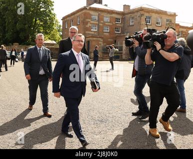 Il leader del DUP Sir Jeffrey Donaldson (a destra), lascia Hillsborough Castle con i suoi colleghi Gavin Robinson MP (centro), E Edwin Poots MLA (a sinistra), dopo aver parlato con i media dopo l'incontro con il primo Ministro Boris Johnson al Castello di Hillsborough, durante la visita del primo Ministro in Irlanda del Nord per colloqui con i partiti Stormont. Data foto: Lunedì 16 maggio 2022. Foto Stock