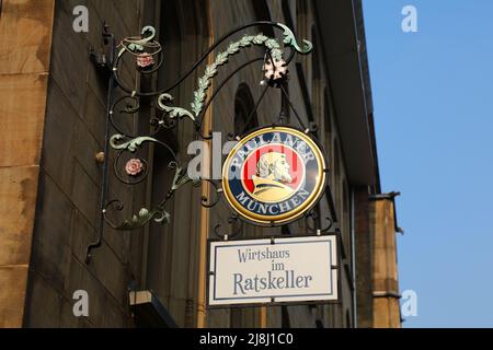 HAGEN, GERMANIA - 16 SETTEMBRE 2020: Paulaner birra segno di annuncio in un ristorante a Hagen città, Germania. Hagen è la 16th città più grande del Nord Foto Stock