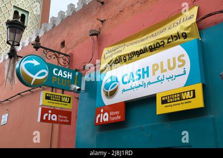 MARRAKECH, MAROCCO - 20 FEBBRAIO 2022: Cash Plus International Money Transfer Service Point a Marrakech, Marocco. 5 milioni di marocchini vivono abro Foto Stock