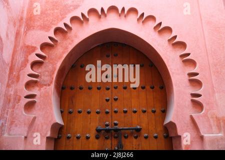 Medina (Città Vecchia) di Marrakech, Marocco. Porta alla storica Madrasa ben Youssef e alla moschea. Foto Stock