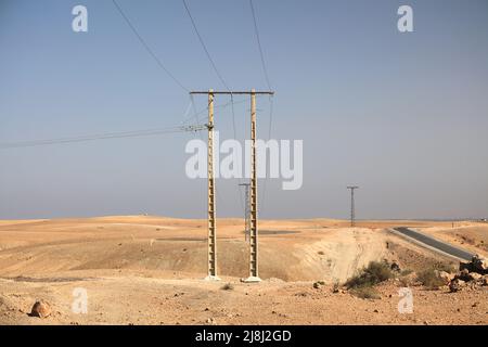 Griglia elettrica nel paesaggio desertico di Agafay vicino Marrakech, Marocco. Foto Stock