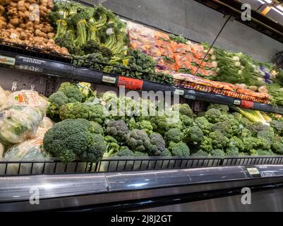 Mill Creek, WA USA - circa Aprile 2022: Vista ad angolo di broccoli, cavolfiori e carote in vendita nel reparto produzione di una città e paese groc Foto Stock