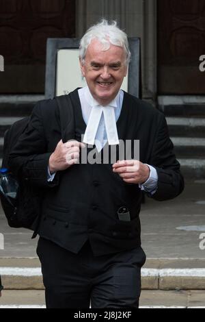 Londra, Regno Unito. 16th maggio 2022. Hugh Tomlinson QC, in rappresentanza di Rebekah Vardy, lascia le corti reali di giustizia dopo il quinto giorno del processo di alto profilo soprannominato 'Wagatha Christie' caso in cui Rebekah Vardy sta citando Coleen Rooney per diffamazione dopo essere stato pubblicamente accusato di aver lasciato alla stampa storie private. Credit: Wiktor Szymanowicz/Alamy Live News Foto Stock