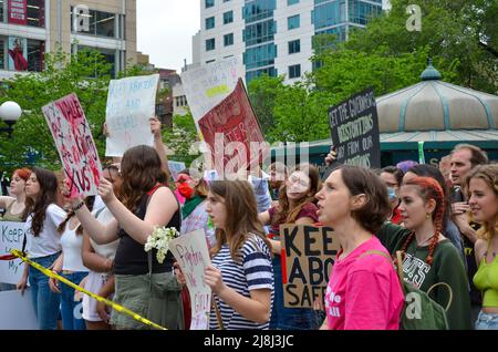 New York, Stati Uniti. 14th maggio 2022. I giovani dimostranti hanno visto dei cartelli in Union Square per denunciare la decisione della Corte Suprema di togliere i diritti di aborto, a New York, NY il 14 maggio 2022. (Foto di Ryan Rahman/Pacific Press/Sipa USA) Credit: Sipa USA/Alamy Live News Foto Stock