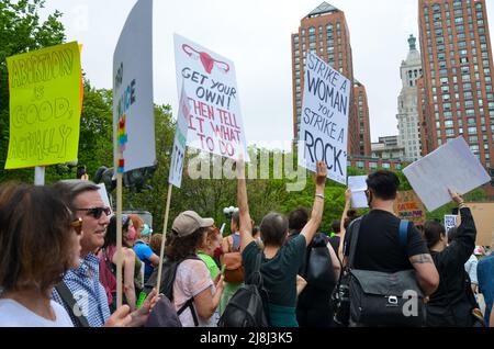 New York, Stati Uniti. 14th maggio 2022. I manifestanti hanno visto dei cartelli in Union Square per denunciare la decisione della Corte Suprema di togliere i diritti di aborto, a New York, NY il 14 maggio 2022. (Foto di Ryan Rahman/Pacific Press/Sipa USA) Credit: Sipa USA/Alamy Live News Foto Stock