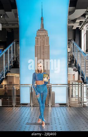 New York, Stati Uniti. 16th maggio 2022. Attrice e autore Christine Quinn vestito da Alex Perry visite Empire state Building Credit: Sipa USA/Alamy Live News Foto Stock