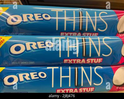 Grovetown, GA USA - 04 15 22: Negozio al dettaglio biscotti OREO thins Blue BAG Foto Stock