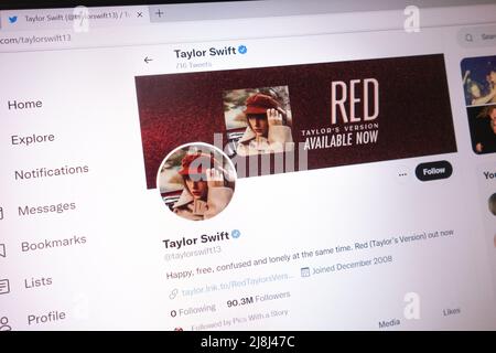 KONSKIE, POLONIA - 14 maggio 2022: Account Twitter ufficiale Taylor Swift visualizzato sullo schermo del laptop Foto Stock